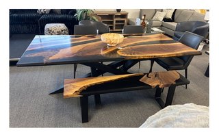 Table en noyer et epoxy noir avec banc Doyle Wood